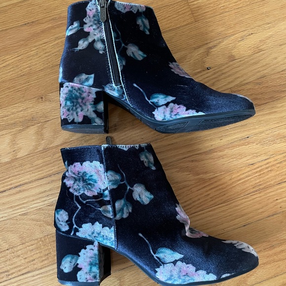 Circus by Sam Edelman Velvet Floral Bootie.  Size 8.5. - Picture 3 of 12